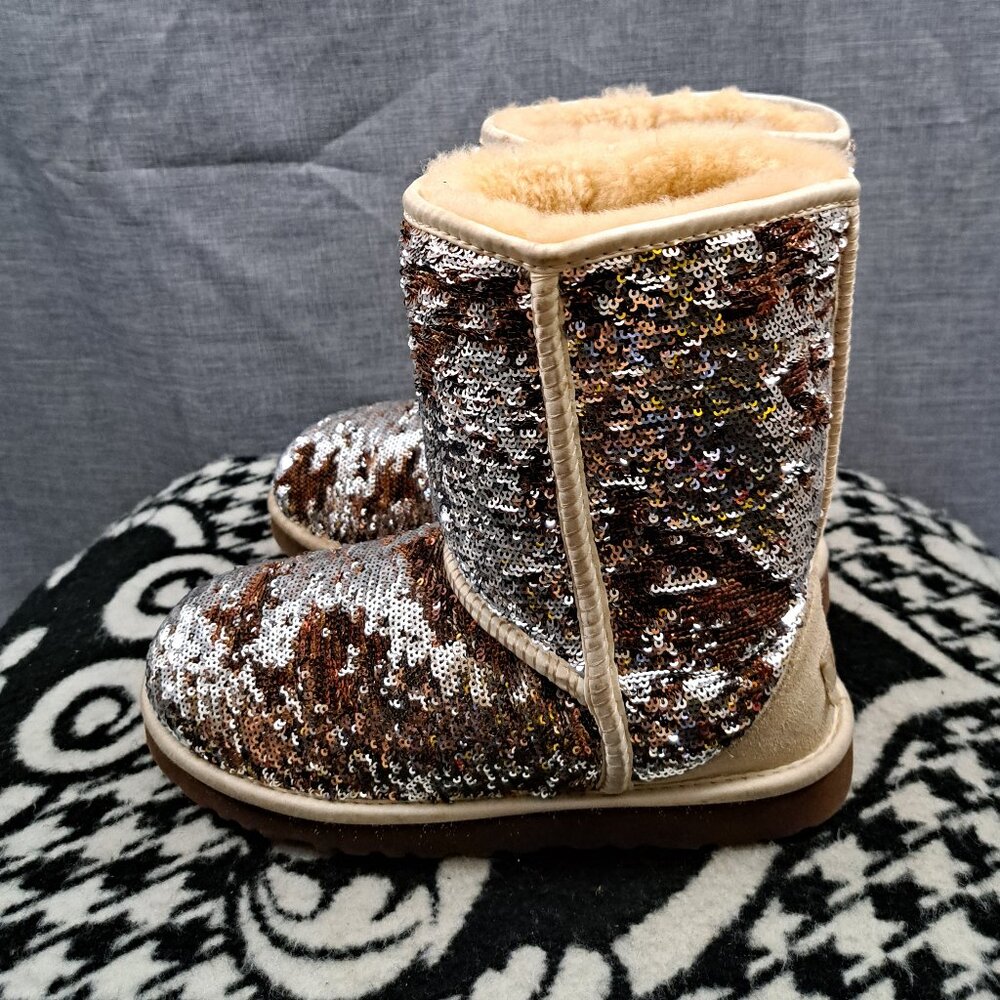 %Size 7 UGG Women's Classic Short Sparkles Boots D15